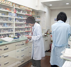 藤ファーマシー調剤の様子